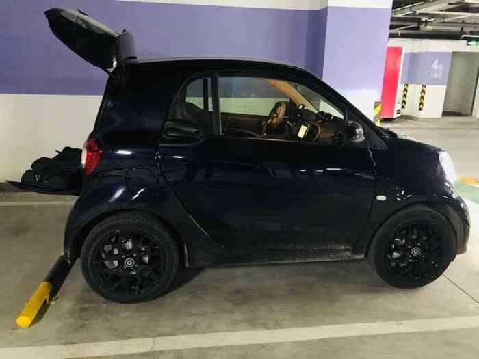 smart fortwo-购车总价 | 裸车价当时买的是14.8万左右
颜值 | 整体车小小的看起来很萌，LED行车灯很帅，御风蓝特有的颜色很引人，女孩子开起来回头率超高了
驾驶体验 | 织布座椅舒适度一般，车內噪音控制的不是很好，悬架偏硬，速度上来的话，胎噪和风噪比较大，方向盘很轻、很舒适，女孩子开起来也不累
空间 | 这么小的一个车空间还算挺大的，平时开着它带着朋友们出去烧烤呀野营啊什么的特别方便，后面也可以放得下一个大大的行李箱，平时送孩子的时候很方便
同级对比 | 之前超级喜欢宝马的那个小 min