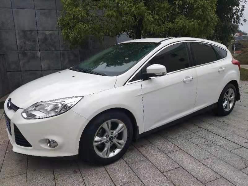 一手私家车，福特福克斯两厢1.6L手动挡带天窗，真皮座椅，多功能方向盘，大屏导航，2014年上牌，全车无事故。跑了几万公里。卖家要4万大   想问问大家贵了不？
