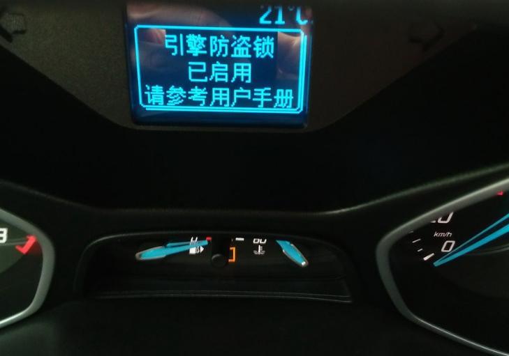 福克斯-12款两厢自动福改装了一键启动和无钥匙进入，最近半年出现过几次无法启动发动机，且显示引擎防盗锁已启用，看了说明书让用钥匙在点火开关转动但是我的车现在没有钥匙孔，一键启动占用了原来的钥匙孔，我也怀疑过是不是钥匙摔坏了，但是遥控车门解锁上锁都是正常的，每次都是来回的按解锁上锁，再按启动按钮，说不定那次就能启动了，所以也没找到什么规律，有没有跟我类似情况的怎么解决？谢谢