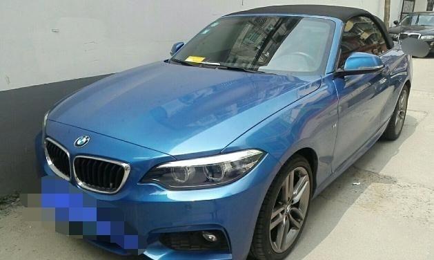 购车总价 | 裸车30万，全款花了33万，宝马性比价很高！
同级对比 | 想买一辆豪车，就看了奥迪，奔驰，宝马，这三个大家常买，销量也高的车，奔驰的油耗太高了，奥迪的外形没有宝马好看，最后一致决定买宝马，就选择了这款宝马2系敞篷跑车运动套装。
颜值 | 外观高端时尚，颜色很亮！非常有活力，
驾驶体验 | 最关键的动力非常不错，提速很快，反应速度，起步不肉，轻踩油门就感觉速度起来了，操控上，方向盘很好驾驭，刹车油门进去就稳！底盘上面，避震过程很棒，还有就是隔音效果，放音乐没问题不会惹人注目。
油耗 | 油耗