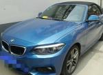 购车总价 | 裸车30万，全款花了33万，宝马性比价很高！
同级对比 | 想买一辆豪车，就看了奥迪，奔驰，宝马，这三个大家常买，销量也高的车，奔驰的油耗太高了，奥迪的外形没有宝马好看，最后一致决定买宝马，就选择了这款宝马2系敞篷跑车运动套装。
颜值 | 外观高端时尚，颜色很亮！非常有活力，
驾驶体验 | 最关键的动力非常不错，提速很快，反应速度，起步不肉，轻踩油门就感觉速度起来了，操控上，方向盘很好驾驭，刹车油门进去就稳！底盘上面，避震过程很棒，还有就是隔音效果，放音乐没问题不会惹人注目。
油耗 | 油耗