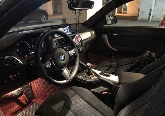 购车总价 | 裸车30万，全款花了33万，宝马性比价很高！
同级对比 | 想买一辆豪车，就看了奥迪，奔驰，宝马，这三个大家常买，销量也高的车，奔驰的油耗太高了，奥迪的外形没有宝马好看，最后一致决定买宝马，就选择了这款宝马2系敞篷跑车运动套装。
颜值 | 外观高端时尚，颜色很亮！非常有活力，
驾驶体验 | 最关键的动力非常不错，提速很快，反应速度，起步不肉，轻踩油门就感觉速度起来了，操控上，方向盘很好驾驭，刹车油门进去就稳！底盘上面，避震过程很棒，还有就是隔音效果，放音乐没问题不会惹人注目。
油耗 | 油耗