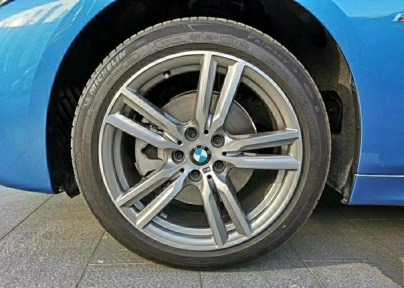 购车总价 | 裸车30万，全款花了33万，宝马性比价很高！
同级对比 | 想买一辆豪车，就看了奥迪，奔驰，宝马，这三个大家常买，销量也高的车，奔驰的油耗太高了，奥迪的外形没有宝马好看，最后一致决定买宝马，就选择了这款宝马2系敞篷跑车运动套装。
颜值 | 外观高端时尚，颜色很亮！非常有活力，
驾驶体验 | 最关键的动力非常不错，提速很快，反应速度，起步不肉，轻踩油门就感觉速度起来了，操控上，方向盘很好驾驭，刹车油门进去就稳！底盘上面，避震过程很棒，还有就是隔音效果，放音乐没问题不会惹人注目。
油耗 | 油耗