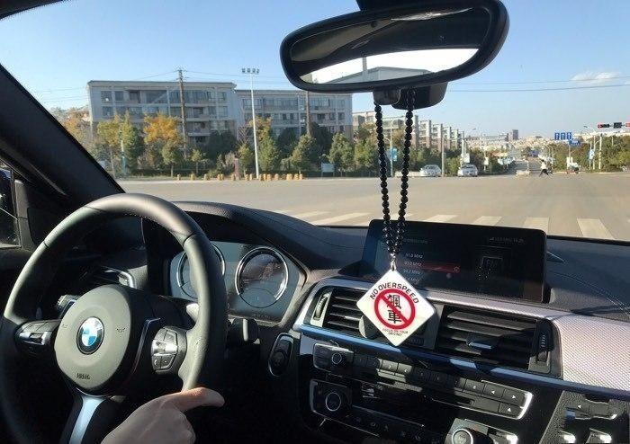 购车总价 | 裸车30万，全款花了33万，宝马性比价很高！
同级对比 | 想买一辆豪车，就看了奥迪，奔驰，宝马，这三个大家常买，销量也高的车，奔驰的油耗太高了，奥迪的外形没有宝马好看，最后一致决定买宝马，就选择了这款宝马2系敞篷跑车运动套装。
颜值 | 外观高端时尚，颜色很亮！非常有活力，
驾驶体验 | 最关键的动力非常不错，提速很快，反应速度，起步不肉，轻踩油门就感觉速度起来了，操控上，方向盘很好驾驭，刹车油门进去就稳！底盘上面，避震过程很棒，还有就是隔音效果，放音乐没问题不会惹人注目。
油耗 | 油耗