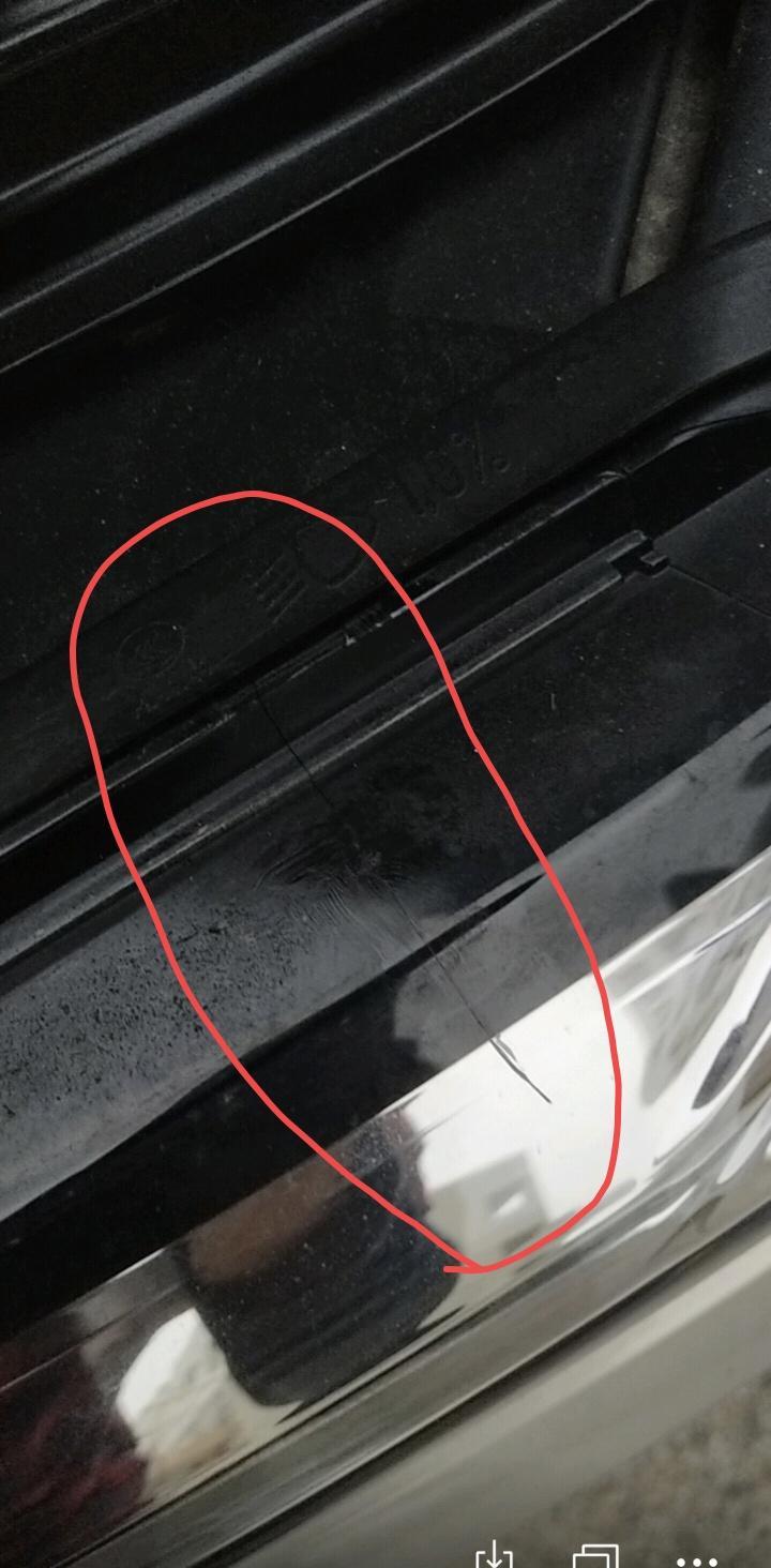 大众朗逸豪华版大灯裂开没有什么痕迹。这是什么情况？