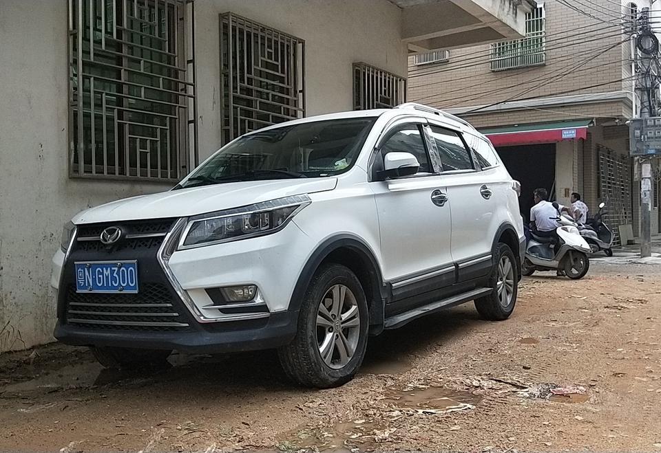 北汽幻速s3-买车千万不要在朋友那里买。太过信任他直接叫他拿一台车。没有优惠不说。还给我加价了。这车一般 ！转速太高，空间太小，动力太差。舒适性太差。这个价位的配置上可以了。
