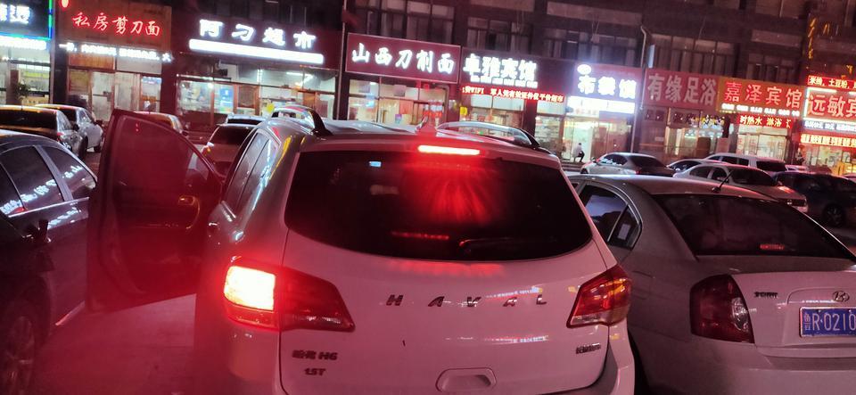 哈弗h6-踩刹车  一个灯亮  一个灯不亮是因为什么原因呢？