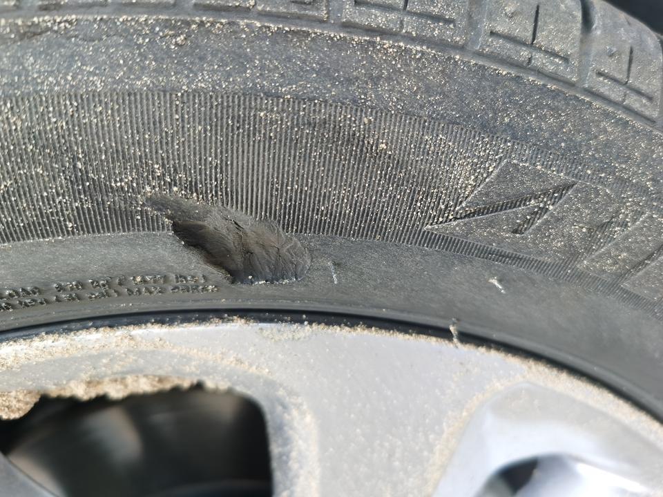 雅阁-过几天要上高速，请教大家一下，车前挡风玻璃外层裂了一条口子，然后轮胎也烂了点，这些需要更换吗？我还是学生不是太懂。（挡风玻璃照片忘拍了），希望大家指导。