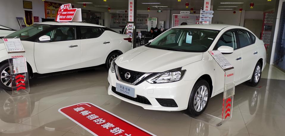 预算自动挡落地小于11万，轩逸经典低配，逸动plus2020旗舰版或尊贵版，怎么选呢