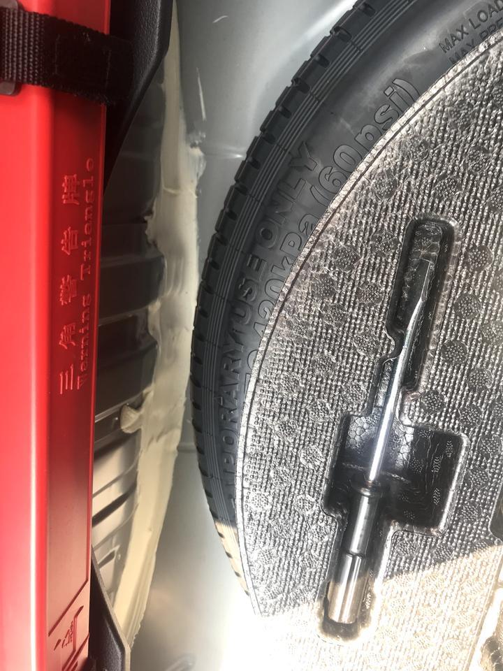 思域-新车验车时看到放备胎的位置有防水胶正常吗？