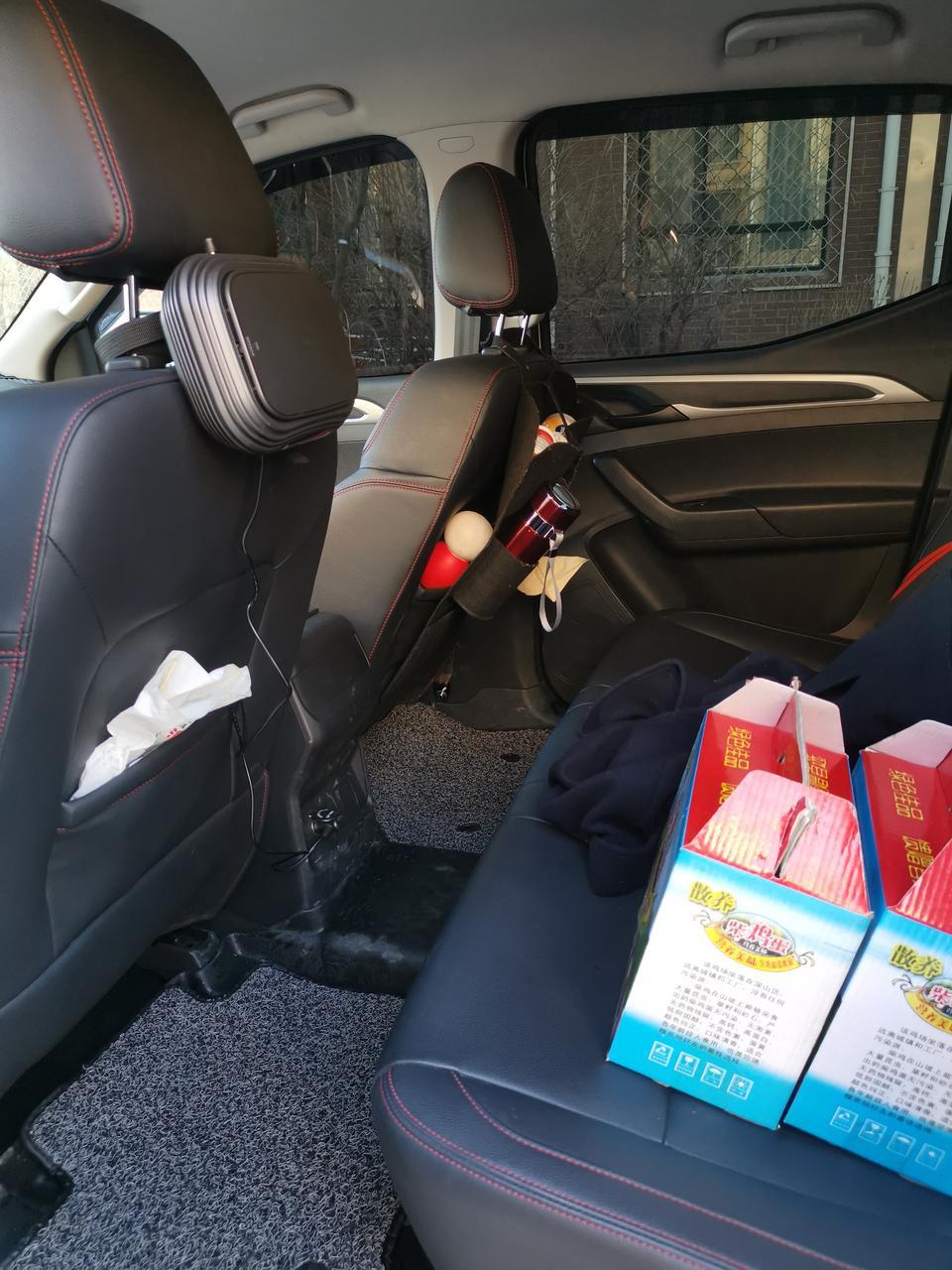 上汽maxus t60-上汽T60怎么说呢，之所以选择他还是因为之前公司用过大通车，对大通的印象不错。加上买车前也考虑过纳瓦拉，试驾过感觉太肉，没有大通的动力。我买的是2.0T高底精英小双排，入手价17万多将近18。个人觉得性价不太高吧。
如果说给自己买T60找一个理由，那就是眼缘。第一眼看到它是被他的大鼻子吸引住了，全车有硬朗的线条，给我的感觉硬派，尤其是白色！
内饰方面没有什么优点，但也没有什么缺点。坐在驾驶位给我的感觉中规中矩，不过倒是有个槽点，就是全车硬塑料，新车时那股味啊。买回来半个月没敢开，白