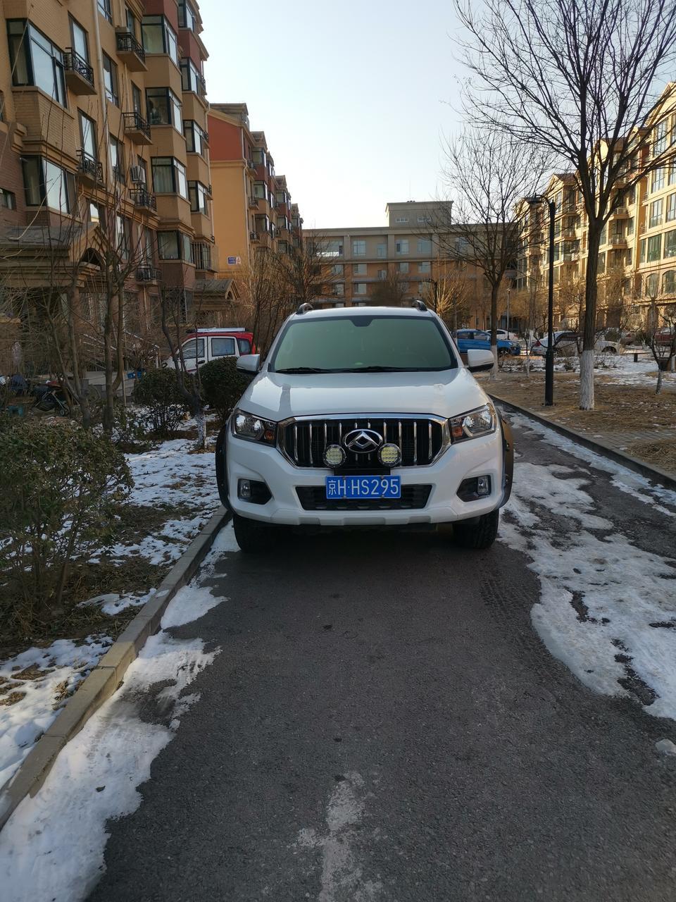 上汽maxus t60-上汽T60怎么说呢，之所以选择他还是因为之前公司用过大通车，对大通的印象不错。加上买车前也考虑过纳瓦拉，试驾过感觉太肉，没有大通的动力。我买的是2.0T高底精英小双排，入手价17万多将近18。个人觉得性价不太高吧。
如果说给自己买T60找一个理由，那就是眼缘。第一眼看到它是被他的大鼻子吸引住了，全车有硬朗的线条，给我的感觉硬派，尤其是白色！
内饰方面没有什么优点，但也没有什么缺点。坐在驾驶位给我的感觉中规中矩，不过倒是有个槽点，就是全车硬塑料，新车时那股味啊。买回来半个月没敢开，白