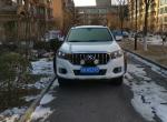 上汽maxus t60-上汽T60怎么说呢，之所以选择他还是因为之前公司用过大通车，对大通的印象不错。加上买车前也考虑过纳瓦拉，试驾过感觉太肉，没有大通的动力。我买的是2.0T高底精英小双排，入手价17万多将近18。个人觉得性价不太高吧。
如果说给自己买T60找一个理由，那就是眼缘。第一眼看到它是被他的大鼻子吸引住了，全车有硬朗的线条，给我的感觉硬派，尤其是白色！
内饰方面没有什么优点，但也没有什么缺点。坐在驾驶位给我的感觉中规中矩，不过倒是有个槽点，就是全车硬塑料，新车时那股味啊。买回来半个月没敢开，白