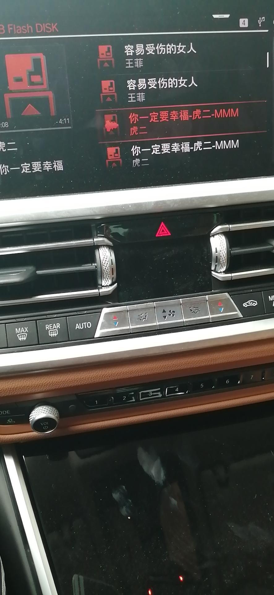 宝马3系-有没有出现一样的情况。钥匙不灵敏。有时候打车没动静，必须把钥匙贴在方向盘下面那个标记那里。才可以打着车。这点让人头疼