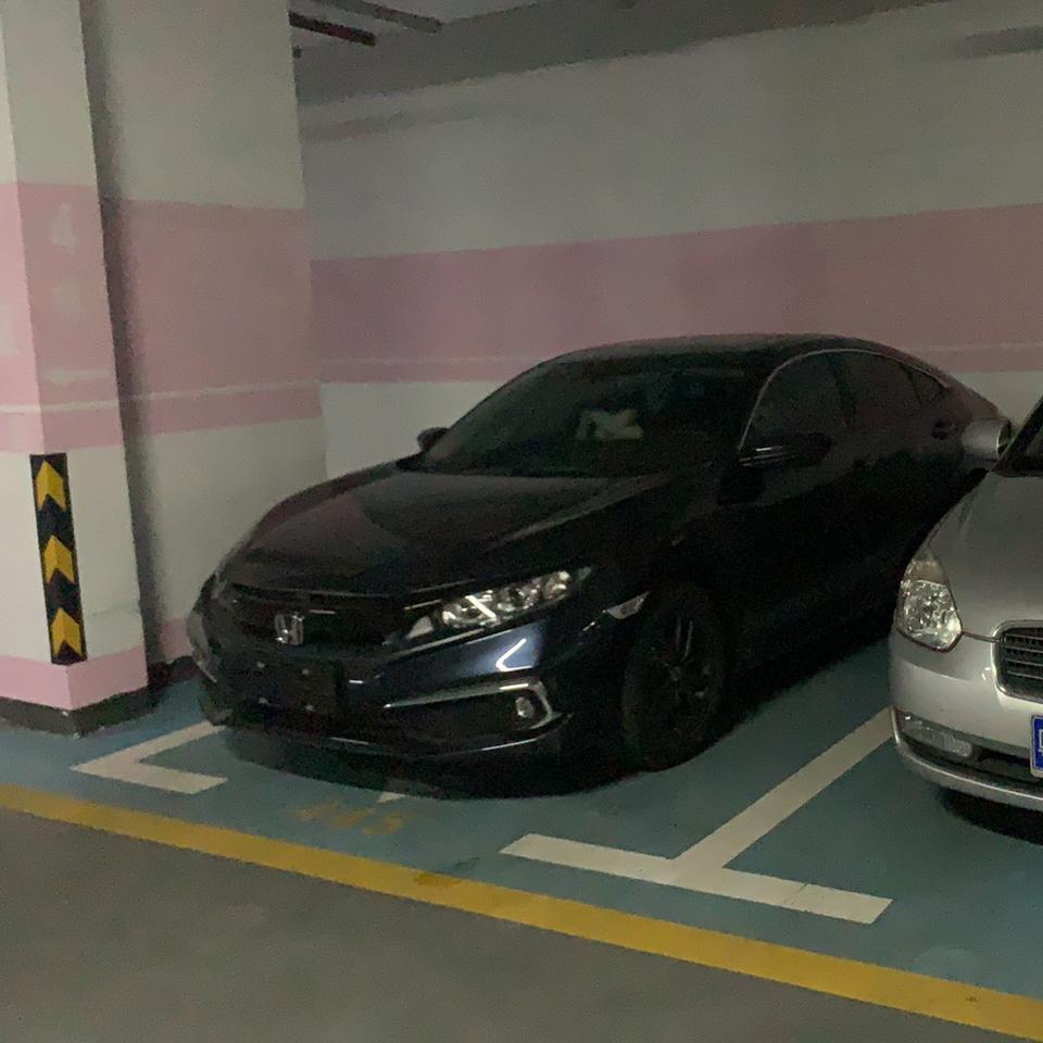 思域-新车下地了三天了发现方向盘轻微左偏，会不会是轮胎气压问题，有一次停车的时候轮胎压到了路边的台阶，感谢