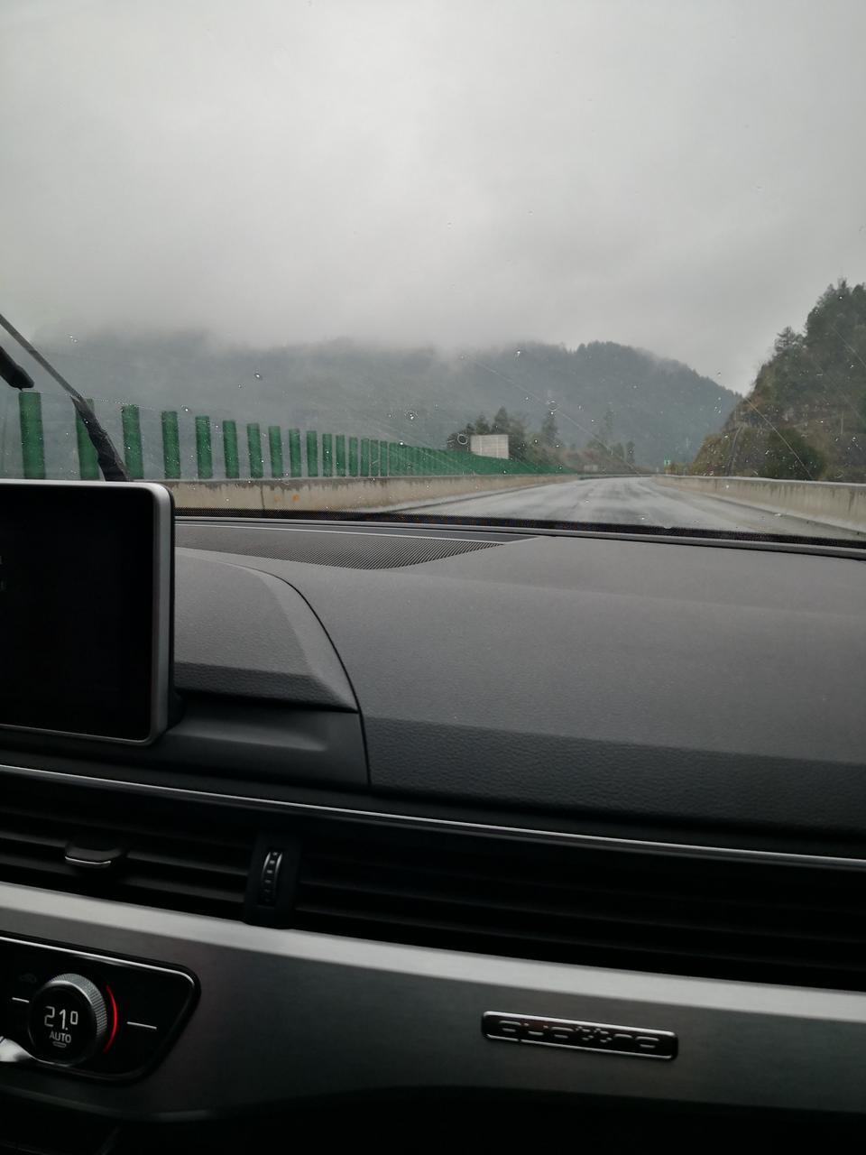奥迪a4l-2020年1月6号提的车，国五运动版，停车熄火了，在车里能听到，呜 呜 呜的电流声，请问各位车友你们有这样的情况嘛？