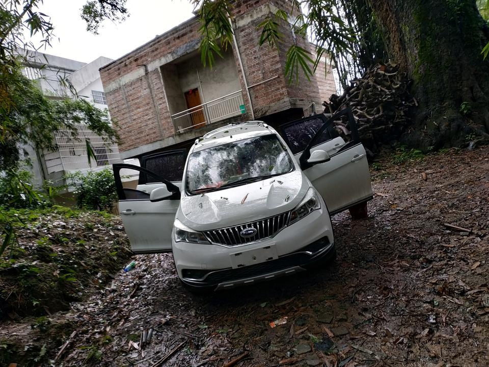 开瑞k50-这车不错，油耗可以外观设计漂亮很像SUV,保养费用也不高