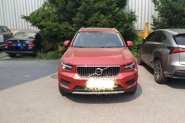 凯迪拉克xt4(海外)-购车总价 | 裸车311900拿下。这个配置性价比超高，而且内饰什么用料都比较实在。
同级对比 | 试驾了白色的沃尔沃跟凯迪拉克xt4，当看到熔岩红的沃尔沃的时候，就惊艳到了，然后一周后就去把熔岩红的沃尔沃提了。
颜值 | 颜值不用说，就是一眼看中它的外观才买的。整体的设计都比较时尚大气，在街上回头率超高。
内饰 | 那是十分简单大方，而且出储物能力非常强。而且车里面没有任何异味。就是后排没有充电器。
油耗 | 油耗反正是挺高的，买这个车之前也有过心理准备。基本在9-10个油左右。