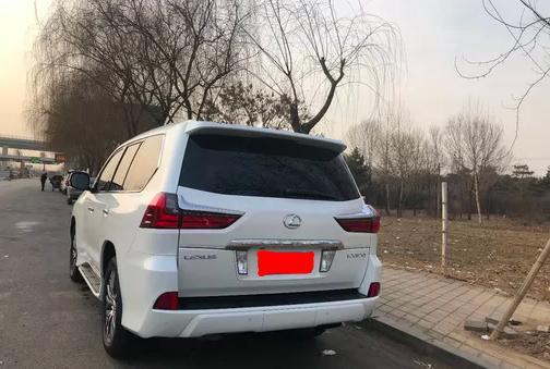雷克萨斯lx-裸车价格：143w 落地价格:170w #同级pk：丰田陆地巡洋舰，专门去试驾了陆巡，想看看这两台车究竟差在哪里，能让lx高出近一半的价格，最后被lx的豪华体验所折服，无论是内饰豪华感的营造方面还是整车质感，都比陆巡强了不少。 #外观犀利：非常犀利的外观很喜欢车头中网的设计，21寸的轮毂看着也是巨无霸。 #动力强劲：5.7的排量，算是除了跑车之外比较大的排量了吧，只要给油动力随叫随到。 #空间稍小：由于七座的设计，后排空间不是很理想，有点挤。 #油耗满意：这么大的排量还在意什么油耗，百公里二