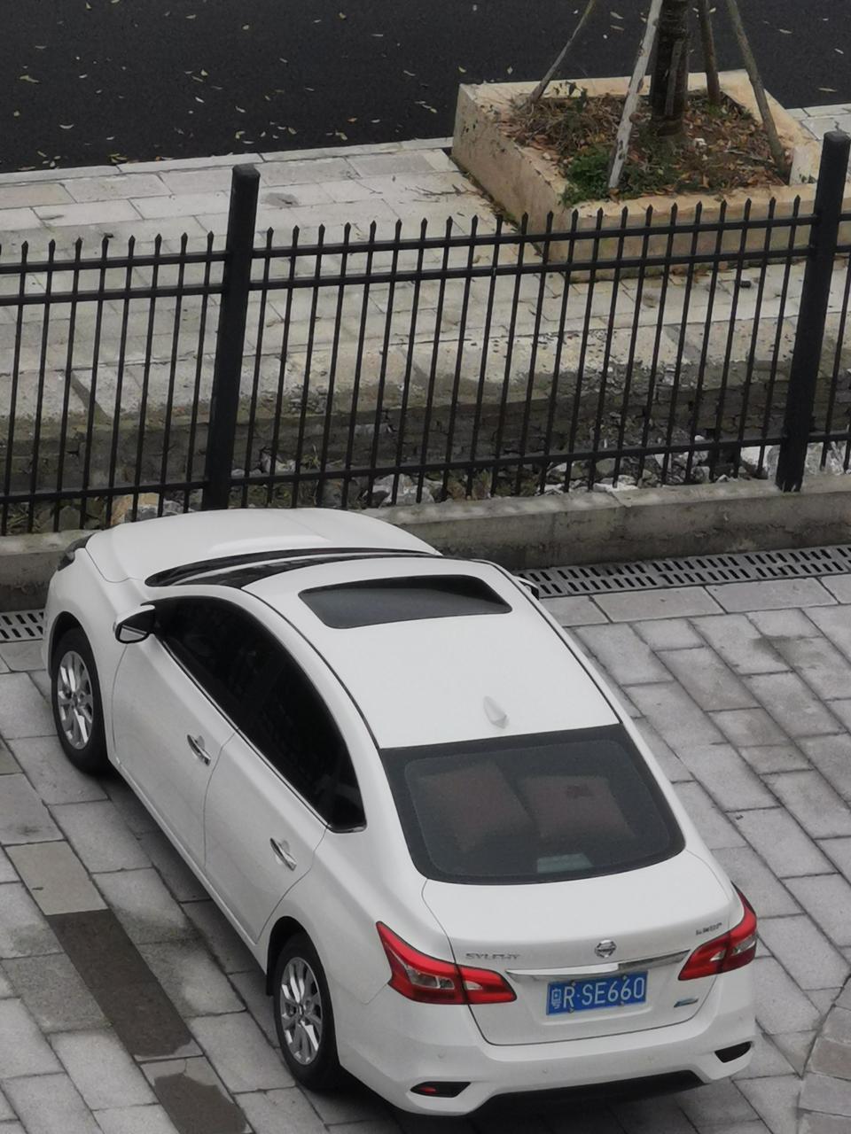 日产轩逸 车顶小装饰
安装前后对比