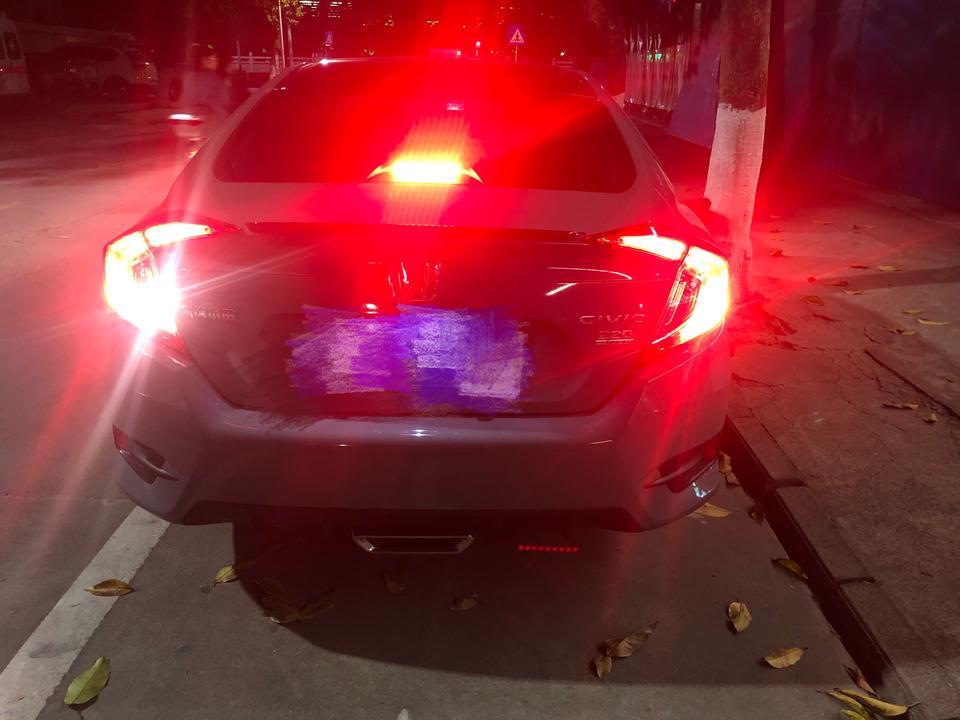 思域-燃动版倒车时只亮一个灯 正常吗？