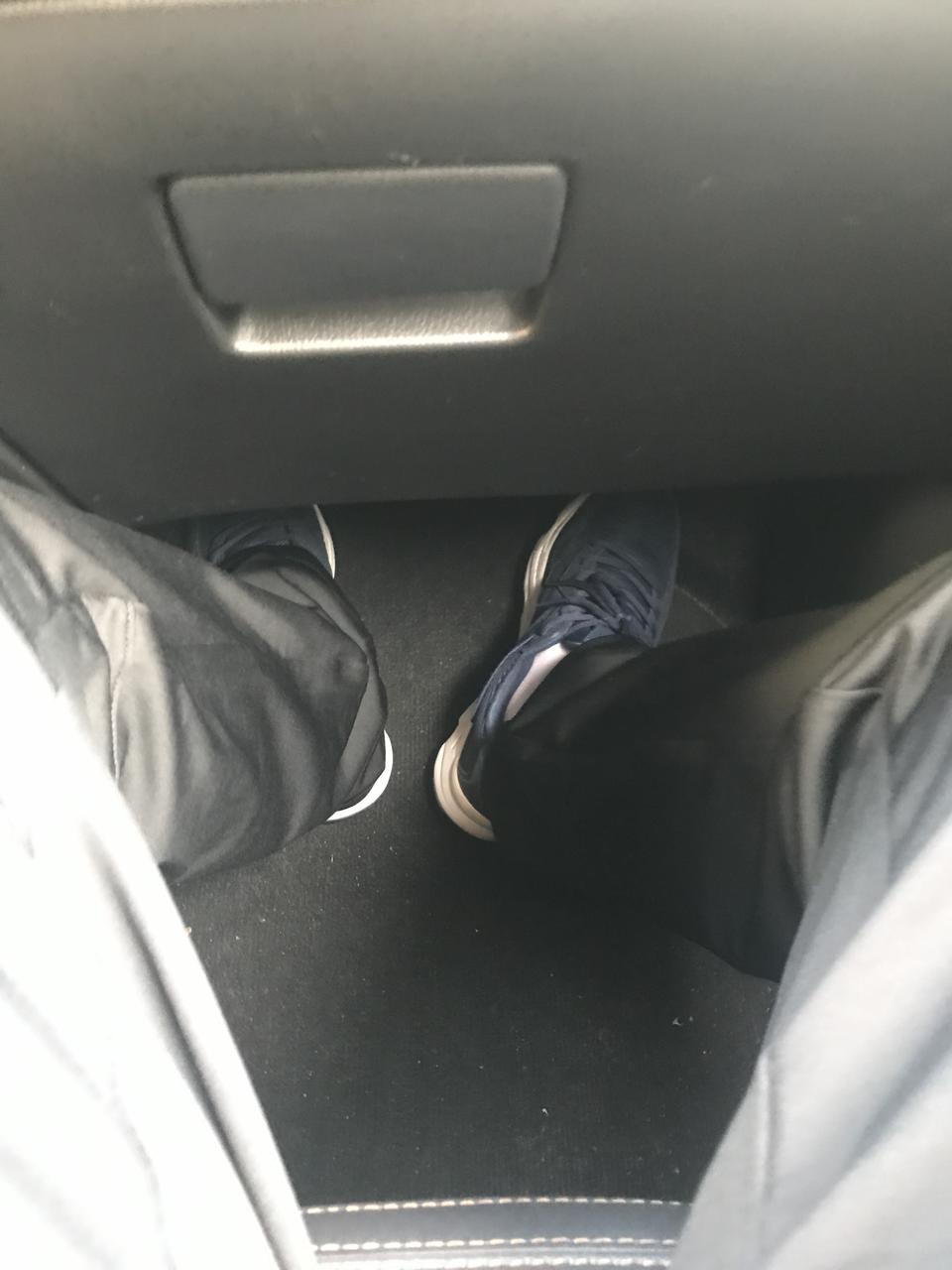 马自达cx-5-请问各位马友，我的-5副驾驶室踏脚的位置行驶中有共震，这是否正常？就图片放脚的位置