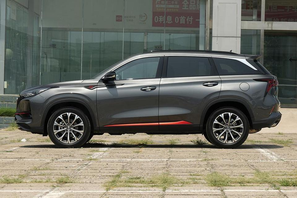 长安CS75 plus这款车型，我附近有三家长安4S店两家都说现在有全国6年或12次免费保养，一家说他们6年或12次免费保养只能在他们店，可是我还偏偏订车是这家，请问有懂得朋友这事应该怎么解决吗？