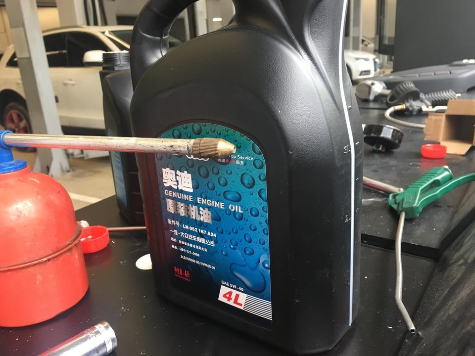 奥迪a4l-这是奥迪4S店保养的机油，常规保养1000出头，后来问了下修车的朋友，说这是半合成的，SM级，不知道是不是？
