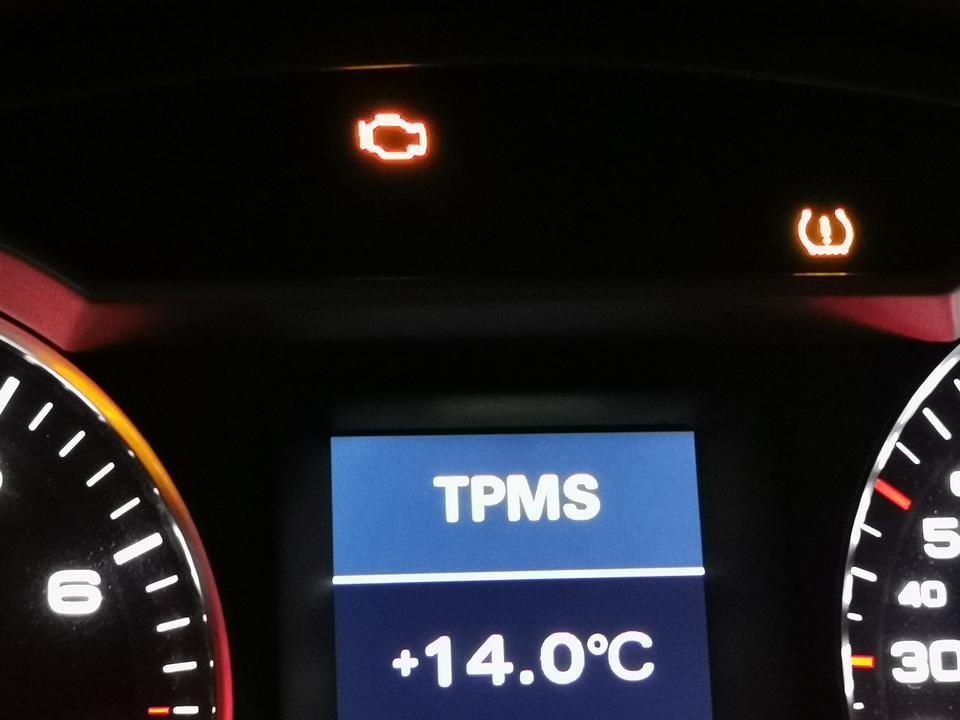 2009年奥迪A6L，2.4V6总出现ESC和Tpms报警，加油抖索，抖动。请各位老师指点。