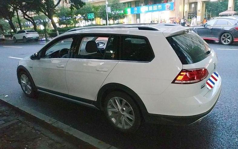 购车总价 | 购买的时候优惠力度非常的大。裸车价16.28万，落地18.38万。
同级对比 | 对比过朗逸。但是相对比之下还是觉得高尔夫的性价比更高，不管是操控还是动力高尔夫都是妥妥的第一。
空间 | 进口版跟普通版是完全不一样的。坐在上面没有一点压抑的感觉。乘坐空间非常的宽裕。
颜值 | 外观看着非常的时尚，年轻又有霸气的感觉，很有质感。
内饰 | 内饰的塑料感有些太强了，尤其是腿部就是塑料的挡板看上去特别廉价。平庸的内饰设计，看起来没有任何的亮点。
油耗 | 油耗还是不错的，上下班开的比较多，大多都是