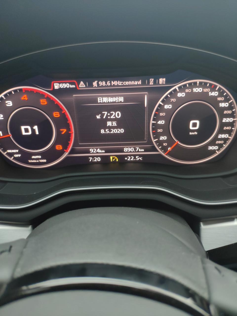 奥迪a4l-刚启动亮了发动机灯 黄色的灯 过一会没了变成了这个样子 什么情况啊 不到一千公里就出问题?
