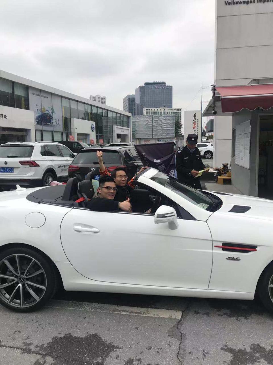 捷豹f-type-购车总价 | 优惠还是比较大的，官方售价是58万。我这边落地比官方售价还要低?
同级对比 | 评分听说对比Z4,Ftype.718一直都是领跑的。
驾驶体验 | 九分。操控性真的很不错，动力也足够。运动加模式下还是能感觉到跑车的那种狂野。舒适模式上下班还是自然的。当然，其他的跑车我没体验过，只是觉得Slc对我来说蛮舒适的。
颜值 | 六分吧。不开敞篷的情况下，侧脸感觉像一个A罩杯的妹纸一样。不能说难看吧，感觉不自然。开蓬还是蛮帅的。同级别捷豹Ftype当然是最帅的??
空间 | 跑车空间