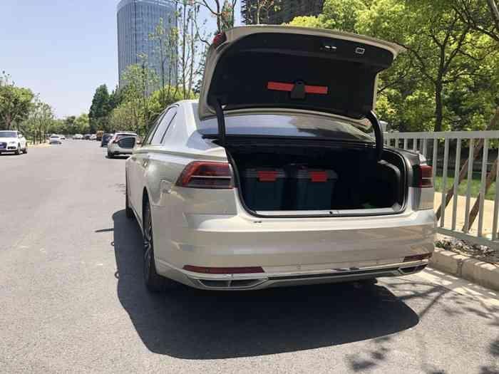 同级对比 | 我这辆车是辉昂改款车，外观上是没有什么变化的，之前开的是1.4T的帕萨特，相比来说辉昂动力更足。
内饰 | 用料满分！全景天窗是我最满意的！特别给力双液晶屏幕是亮点。内饰走线工整，座椅的包裹性很棒。
油耗 | 目前还在磨合期，油耗10个，过了磨合期会更低，我希望过了磨合期油耗能在8个左右。
购车总价 | 裸车购买价37.02万元，优惠了3万元，落地价39.96万元。
颜值 | 车身整体比较低调，不会那么哗众取宠，外观沉稳，气场十足。
驾驶体验 | 起步快没有发动机的轰鸣声，驾驶体验不输燃油车