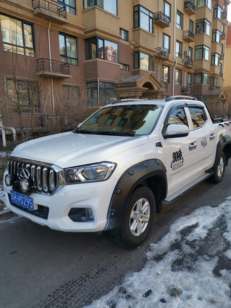 上汽maxus t60-上汽T60怎么说呢，之所以选择他还是因为之前公司用过大通车，对大通的印象不错。加上买车前也考虑过纳瓦拉，试驾过感觉太肉，没有大通的动力。我买的是2.0T高底精英小双排，入手价17万多将近18。个人觉得性价不太高吧。
如果说给自己买T60找一个理由，那就是眼缘。第一眼看到它是被他的大鼻子吸引住了，全车有硬朗的线条，给我的感觉硬派，尤其是白色！
内饰方面没有什么优点，但也没有什么缺点。坐在驾驶位给我的感觉中规中矩，不过倒是有个槽点，就是全车硬塑料，新车时那股味啊。买回来半个月没敢开，白