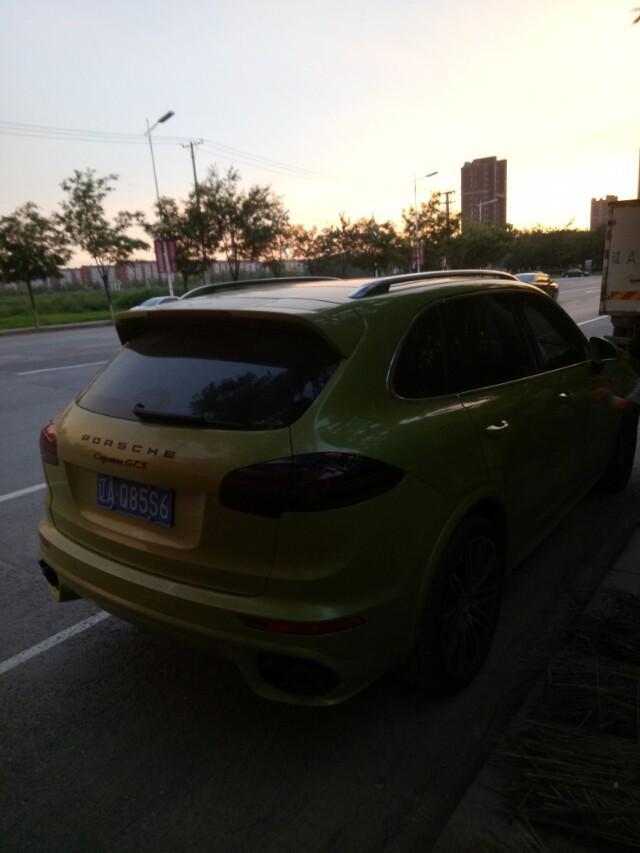 rav4荣放-要给车辆重新贴膜换颜色大约多少钱？