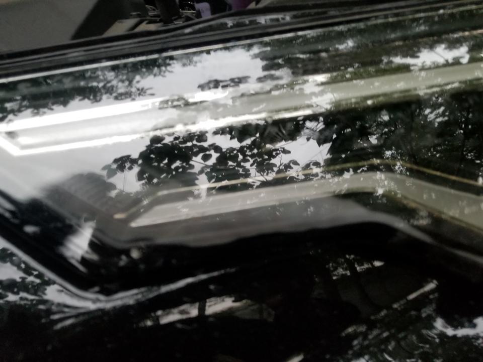 奥迪a6l-各位大佬能告诉一下这是咋回事啊， 提车一星期左右下雨天第一次开  大灯有雾过一会自己就没了，问四儿子店说是正常现象  你们有过这种情况吗