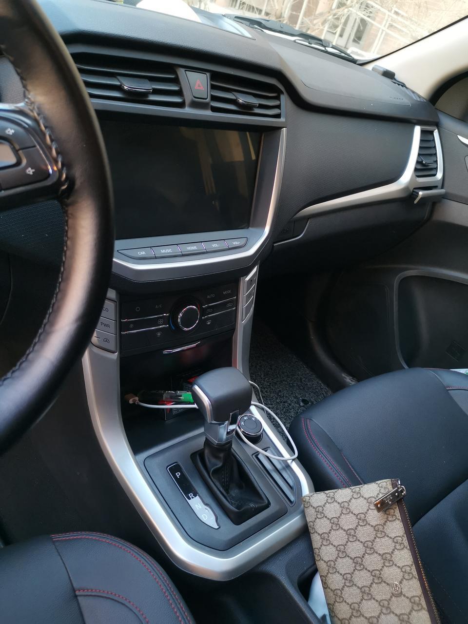 上汽maxus t60-上汽T60怎么说呢，之所以选择他还是因为之前公司用过大通车，对大通的印象不错。加上买车前也考虑过纳瓦拉，试驾过感觉太肉，没有大通的动力。我买的是2.0T高底精英小双排，入手价17万多将近18。个人觉得性价不太高吧。
如果说给自己买T60找一个理由，那就是眼缘。第一眼看到它是被他的大鼻子吸引住了，全车有硬朗的线条，给我的感觉硬派，尤其是白色！
内饰方面没有什么优点，但也没有什么缺点。坐在驾驶位给我的感觉中规中矩，不过倒是有个槽点，就是全车硬塑料，新车时那股味啊。买回来半个月没敢开，白