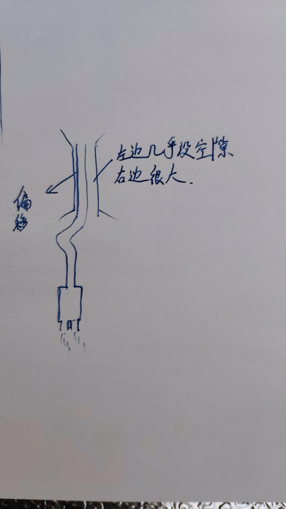 朗逸-今天路边倒车的时候，没有倒车影像，雷达没响，就听到“咔嚓”，当时后屁股看没事，开起来发现，排气筒的卡扣掉了，去修理的时候，发现排气管被那个小铁柱顶的往前移了，又是掰又是翘的，稍微好了一些。(但是排气管拐弯的地方还是有点变形，修车的让换一个整个排气。）然后装上了，现在中间的地方往左边偏，几乎贴着车身，右边空隙很大。修车的说有什么共振什么的，也不懂，希望可以请教一下！谢谢啦～