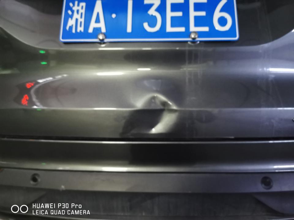长安cs75 plus-等红绿灯被追尾了~然后下车跟对方司机沟通！司机说赔100~100不行赔200！这车这么廉价的吗?说好带我去修理厂估价！结果红绿灯实线掉头跑路了~我听他说话表情像是酒驾~现在报警了！交警说明天调监控录像~他是否属于肇事逃逸?我该如何索取赔偿?