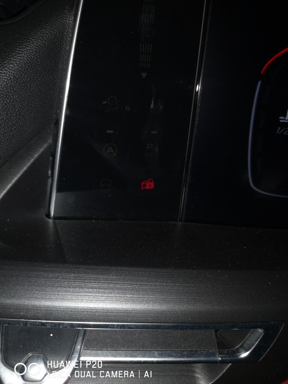 长安cs75 plus-这个灯锁车后一直闪是什么情况