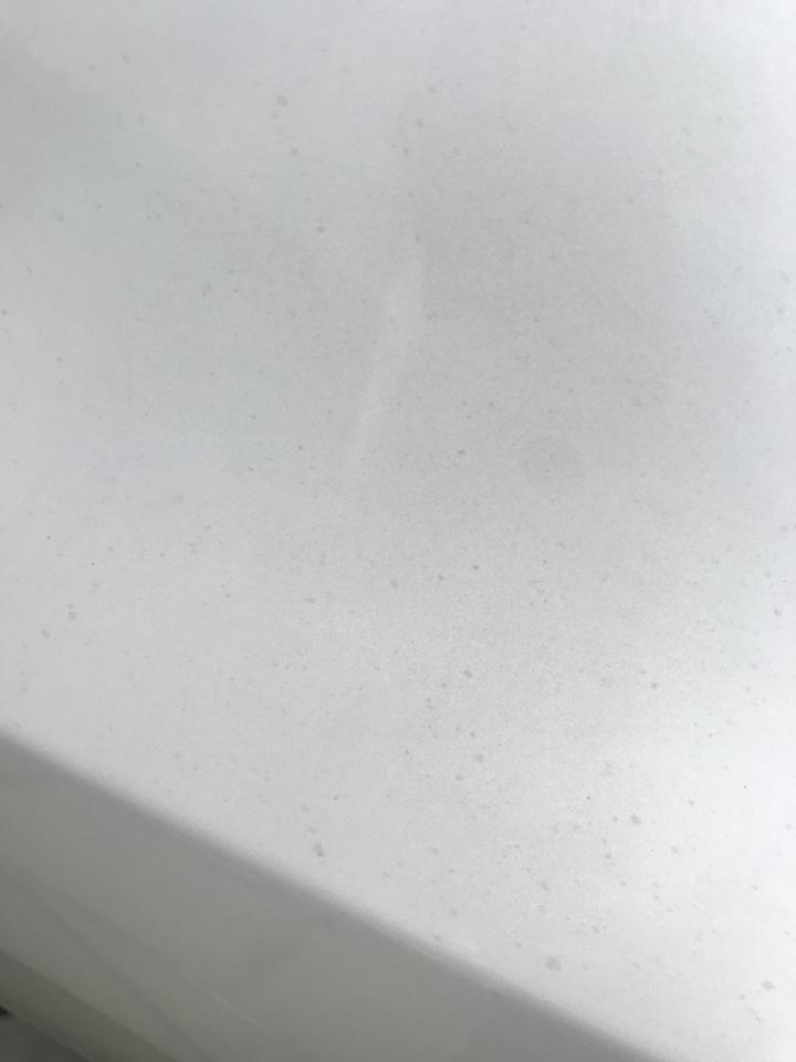 思域-白车，每次洗完车都发现车上有黑斑，要很用力才能擦掉，但下次洗车后还是会出现。不是沥青，引擎盖，车顶，后尾箱上最多。