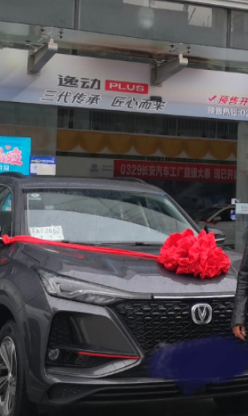 长安cs75 plus-蓝色和灰色哪个好看?本人30出头，感觉灰色太暗，蓝色比灰色亮一些，也不失沉稳，各位觉得哪个颜色适合我这个年龄段的?