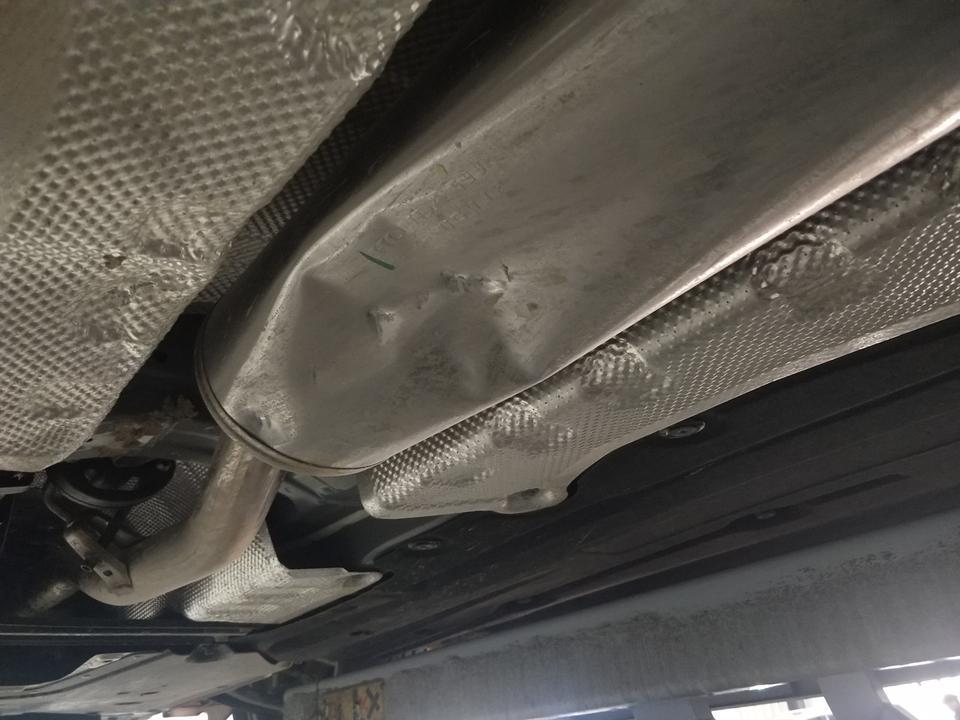 思域-走烂路把排气管磕扁了没有烂 没有漏气 碍事吗求大神指点
