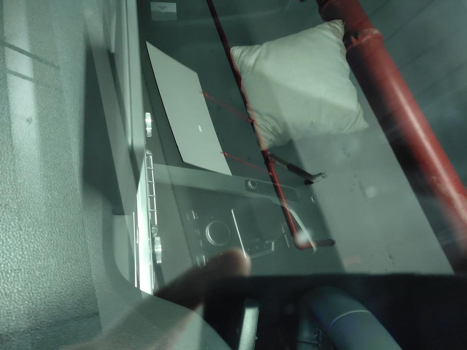 奥迪a4l-有没有大神知道  前挡风玻璃笑石头蹦掉了一点点，表面有点粗糙用什么修复下呢？