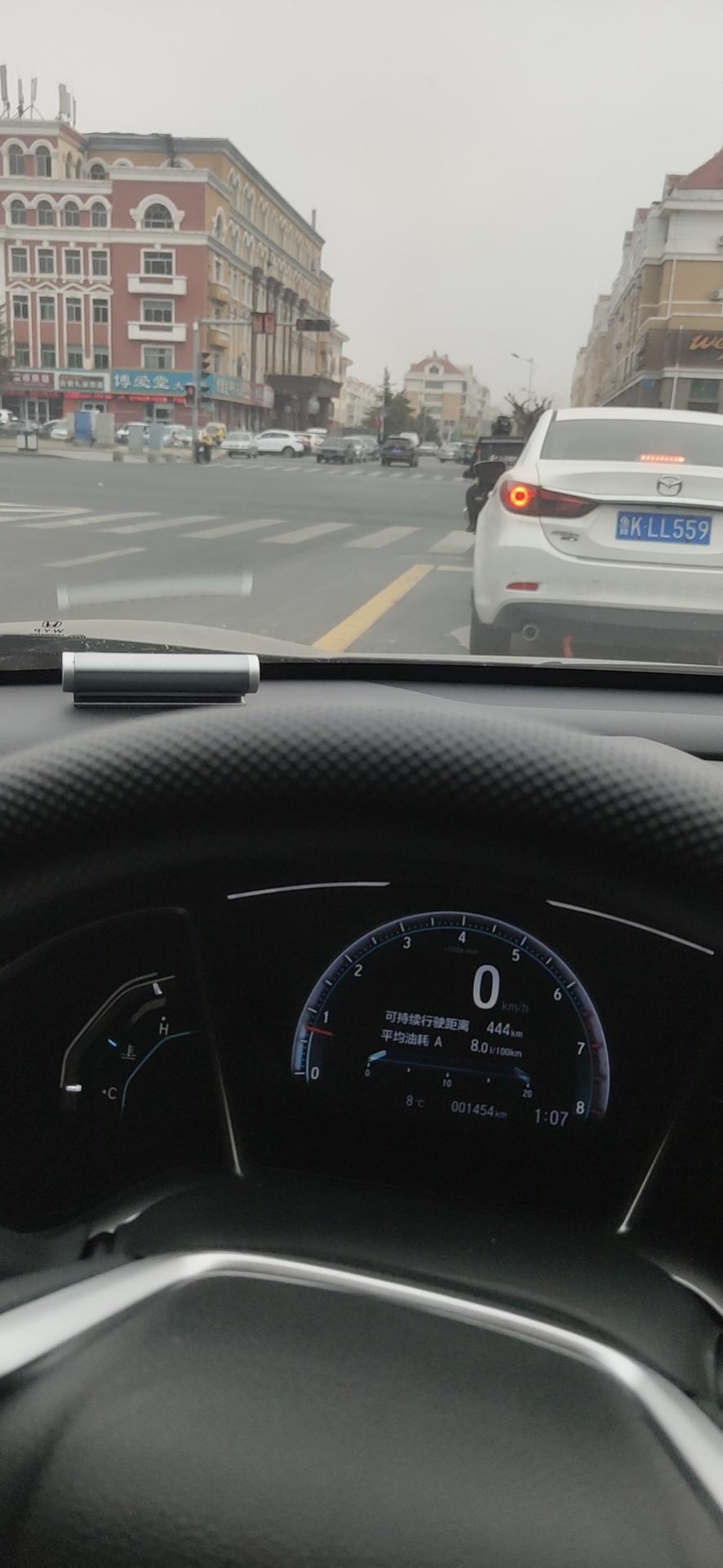 手动思域，首保也过了，现在还是表显8个油，正常吗，市区没那么堵