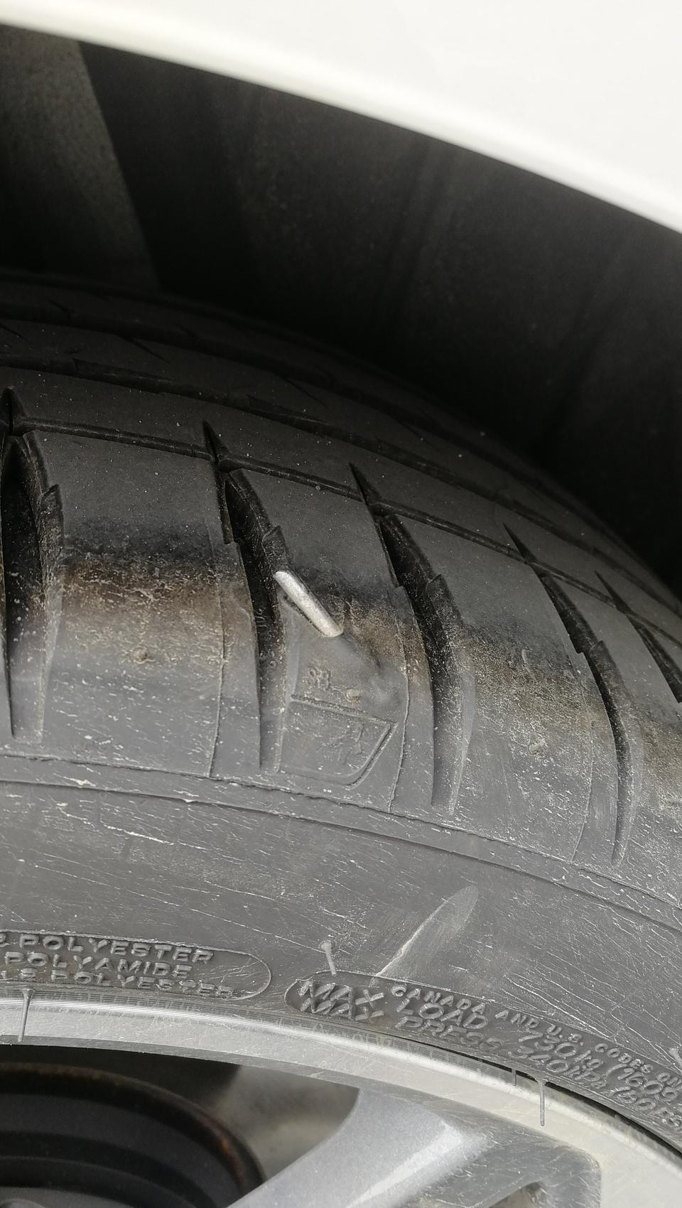 奥迪a4l-扎了一根钉，感觉侧着扎进去的，看着不深，能拔不？？？