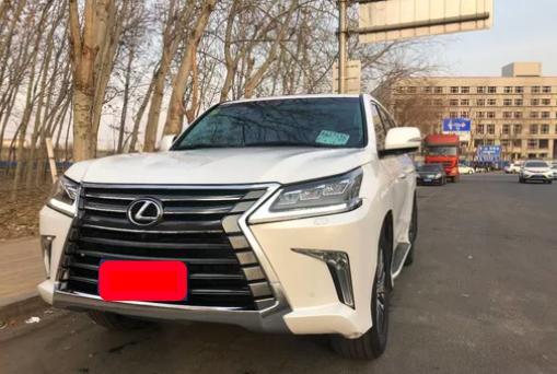 雷克萨斯lx-裸车价格：143w 落地价格:170w #同级pk：丰田陆地巡洋舰，专门去试驾了陆巡，想看看这两台车究竟差在哪里，能让lx高出近一半的价格，最后被lx的豪华体验所折服，无论是内饰豪华感的营造方面还是整车质感，都比陆巡强了不少。 #外观犀利：非常犀利的外观很喜欢车头中网的设计，21寸的轮毂看着也是巨无霸。 #动力强劲：5.7的排量，算是除了跑车之外比较大的排量了吧，只要给油动力随叫随到。 #空间稍小：由于七座的设计，后排空间不是很理想，有点挤。 #油耗满意：这么大的排量还在意什么油耗，百公里二