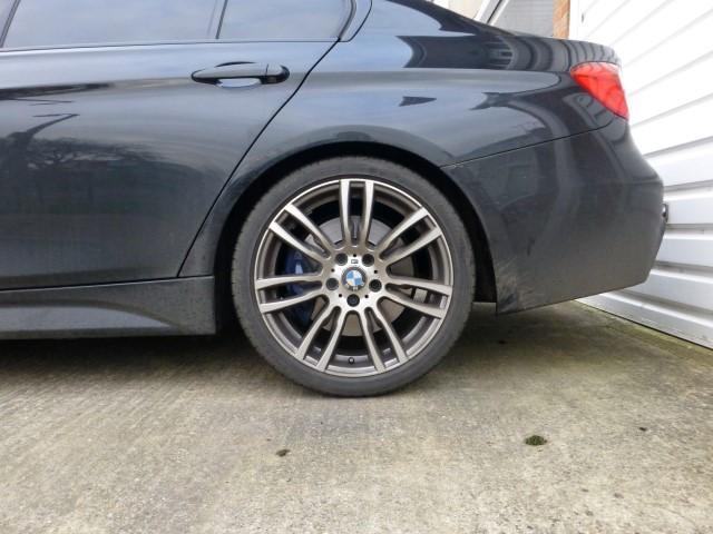 宝马3系-你们有这种情况吗 后悬挂高度不一样？
我的328i x drive右后轮离轮眉的高度比左后轮的高度低一点，而且开车的时候方向会向右偏，方向跑偏和悬挂有关系吗