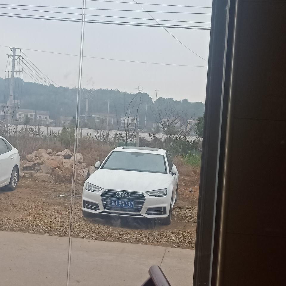 奥迪a4l-2019款进取全景天窗出现异响 天窗打开一点点就不响了 后尾箱还出现关不紧的问题