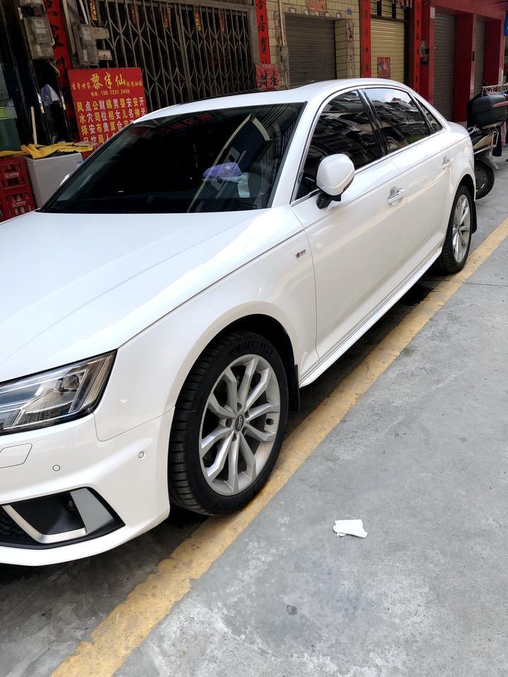 奥迪a4l-请问门边这个红灯可以亮吗？
